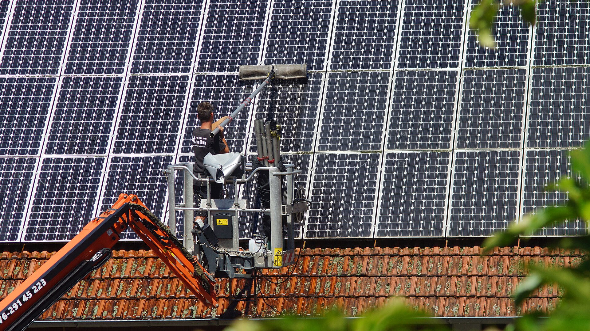 Do big solar companies get worse reviews? We checked 1,222